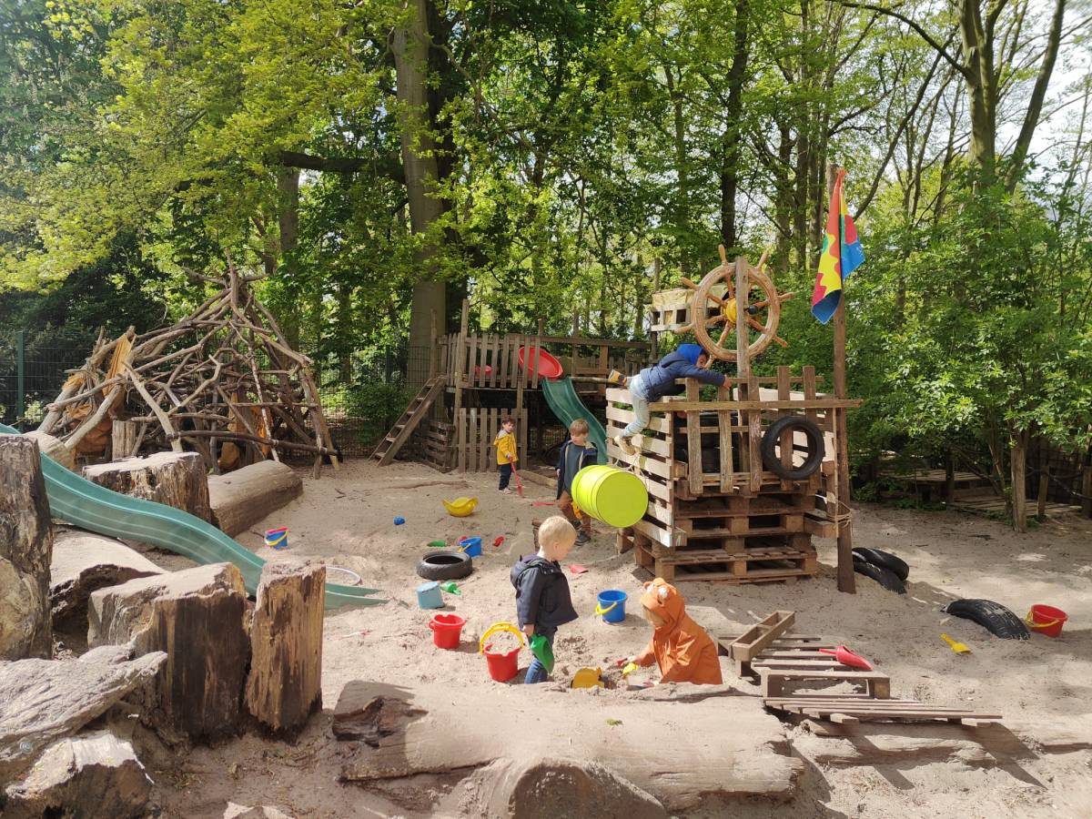 Op tournee langs Limburgse&nbsp;speelplaatsen